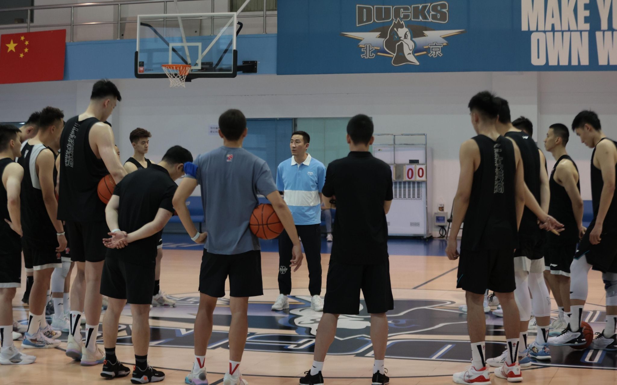 北京首钢已开启夏训，张云松（中）在训练间隙讲话。&nbsp;北京首钢篮球俱乐部供图
